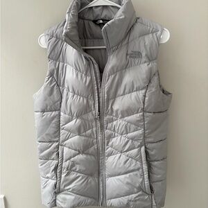 The North Face Light Gray Quilted puffy 550 vest  woman's size medium